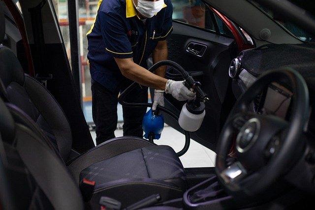 Profesionalno globinsko čiščenje avtomobila zagotavlja brezhibno čistočo v potniški kabini